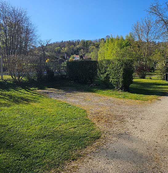 Emplacements de camping délimités, proposés au camping de la Pointe dans l'Aisne