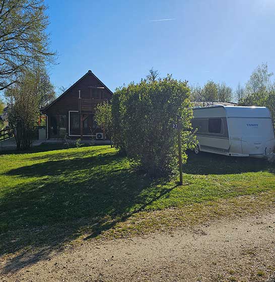 Emplacement camping pour caravane, au camping de la Pointe dans l'Aisne, en Picardie